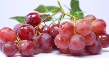 Üzümler, ağaç üzümünün meyveleridir. Üzümler çiğ yenebilir ya da şarap, meyve suyu ve reçel yapımında kullanılabilir. Üzümler farklı renklerde gelir; kırmızı, mor, beyaz. Fokus bulanıklığı.