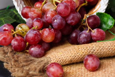 Üzümler, ağaç üzümünün meyveleridir. Üzümler çiğ yenebilir ya da şarap, meyve suyu ve reçel yapımında kullanılabilir. Üzümler farklı renklerde gelir; kırmızı, mor, beyaz. Fokus bulanıklığı.