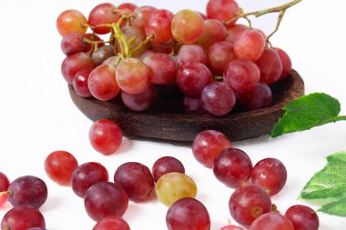 Üzümler, ağaç üzümünün meyveleridir. Üzümler çiğ yenebilir ya da şarap, meyve suyu ve reçel yapımında kullanılabilir. Üzümler farklı renklerde gelir; kırmızı, mor, beyaz. Fokus bulanıklığı.