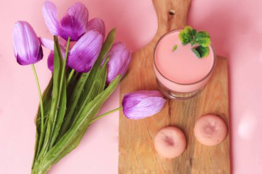 İçi çeşitli tatlara sahip yumuşak bir dış deri dokusuna sahip sünger keki ve seçilmiş doğal malzemelerden ve doğru bileşimden yapılır. Böylece tadı zengin bir ürün yaratılır.