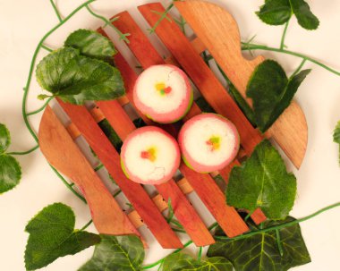 Sünger keki birçok insan tarafından sevilen bir pastadır, ayrıca çoğu zaman dinlenirken bir yan yemektir, sünger kekinde de tatlı çikolata vardır. odak bulanıklığı