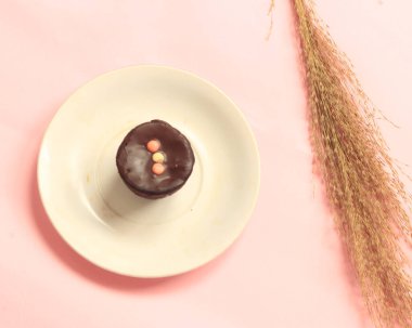 Sünger keki birçok insan tarafından sevilen bir pastadır, ayrıca çoğu zaman dinlenirken bir yan yemektir, sünger kekinde de tatlı çikolata vardır. odak bulanıklığı