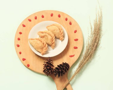 Üstünde havuç dolgusu olan çeşitli dolgularla kıtır kıtır atıştırmalık pasteller. Sadece bu değil, aile etkinliklerinde pasteller de servis edilmeye uygundur. Bulanık Odakla.