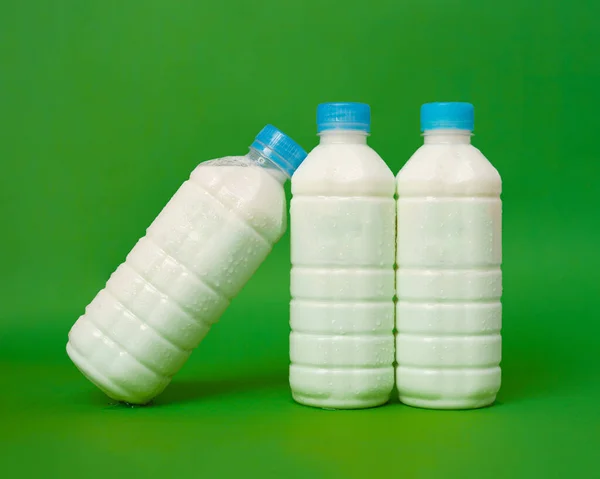 Latte Capra Fresco Etawa Bottiglia Fondo Bianco Verde Consiglia Bere — Foto Stock