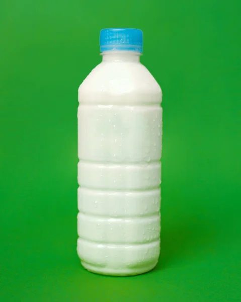 Beyaz Yeşil Arka Planda Şişedeki Taze Etawa Keçi Sütü Vücudunun — Stok fotoğraf