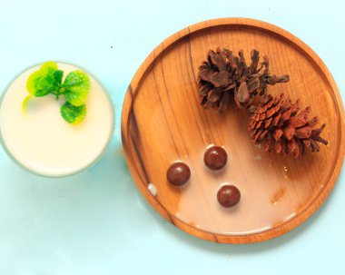 Şeker veya çikolata şekerlemesi çoğu insan tarafından sevilen yüksek kalorili bir yemektir. Tatlı ve lezzetli tadı nedeniyle, bu şeker şeker, su ve früktoz şurubundan yapılır. Şey...