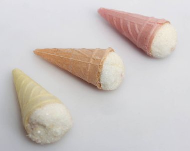 Ağızda eritildiğinde marşmelovlar erir çünkü şeker ya da mısır şurubu, yumurta beyazı, jelatin, sakız arapı ve yumuşayana kadar çırpılan lezzet malzemelerinin karışımının sonucudur..