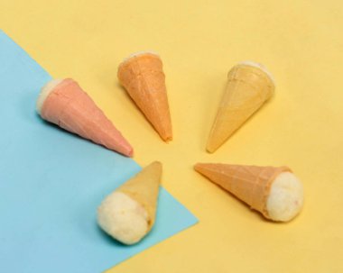 Ağızda eritildiğinde marşmelovlar erir çünkü şeker ya da mısır şurubu, yumurta beyazı, jelatin, sakız arapı ve yumuşayana kadar çırpılan lezzet malzemelerinin karışımının sonucudur..