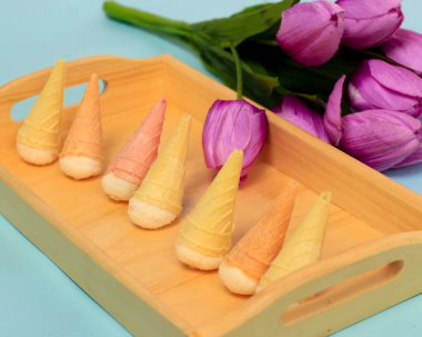 Ağızda eritildiğinde marşmelovlar erir çünkü şeker ya da mısır şurubu, yumurta beyazı, jelatin, sakız arapı ve yumuşayana kadar çırpılan lezzet malzemelerinin karışımının sonucudur..