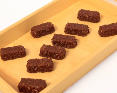 Bu dört katlı çikolatalı aperatif siz çikolata severler için mükemmel. Gofret ambalajı ve çıtır pirinç krakerlerinden oluşuyor. Senin için uygun, günlük atıştırmalıklar hazırla ve seyahat ederken yanına al. Odak bulanıklığı.