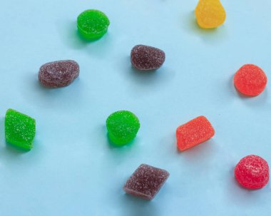 Yupi ya da sıklıkla jöle olarak adlandırılan bir aperatif çoğu çocuk ve yetişkinin sevdiği bir aperatiftir. Ayrıca, Yupi 'nin herkesin ilgisini çeken tatlı ve lezzetli bir tadı var. Odak bulanıklığı.