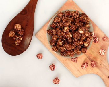 Patlamış mısır, sinemalarda, oyun alanlarında ve kampüslerde ya da birçok insanın bir araya geldiği yerlerde yaygın olarak satılan bir yiyecek. Odak bulanıklığı.