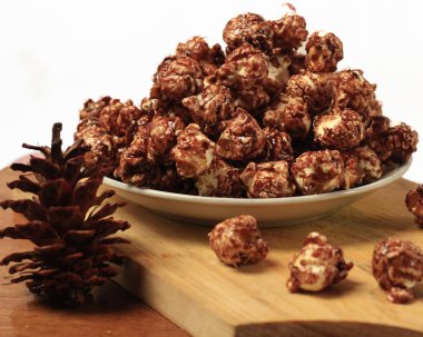 Patlamış mısır, sinemalarda, oyun alanlarında ve kampüslerde ya da birçok insanın bir araya geldiği yerlerde yaygın olarak satılan bir yiyecek. Odak bulanıklığı.