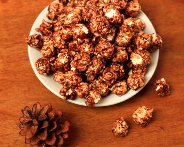 Patlamış mısır, sinemalarda, oyun alanlarında ve kampüslerde ya da birçok insanın bir araya geldiği yerlerde yaygın olarak satılan bir yiyecek. Odak bulanıklığı.