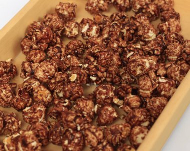 Patlamış mısır, sinemalarda, oyun alanlarında ve kampüslerde ya da birçok insanın bir araya geldiği yerlerde yaygın olarak satılan bir yiyecek. Odak bulanıklığı.