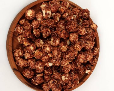 Patlamış mısır, sinemalarda, oyun alanlarında ve kampüslerde ya da birçok insanın bir araya geldiği yerlerde yaygın olarak satılan bir yiyecek. Odak bulanıklığı.