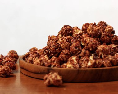 Patlamış mısır, sinemalarda, oyun alanlarında ve kampüslerde ya da birçok insanın bir araya geldiği yerlerde yaygın olarak satılan bir yiyecek. Odak bulanıklığı.