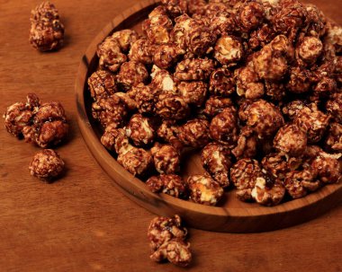 Patlamış mısır, sinemalarda, oyun alanlarında ve kampüslerde ya da birçok insanın bir araya geldiği yerlerde yaygın olarak satılan bir yiyecek. Odak bulanıklığı.