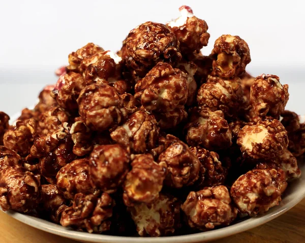 Patlamış mısır, sinemalarda, oyun alanlarında ve kampüslerde ya da birçok insanın bir araya geldiği yerlerde yaygın olarak satılan bir yiyecek. Odak bulanıklığı.