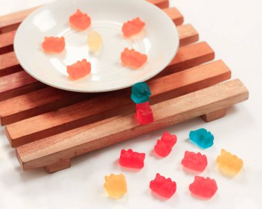 Yupi ya da sıklıkla jöle olarak adlandırılan bir aperatif çoğu çocuk ve yetişkinin sevdiği bir aperatiftir. Ayrıca, Yupi 'nin herkesin ilgisini çeken tatlı ve lezzetli bir tadı var. Odak bulanıklığı.