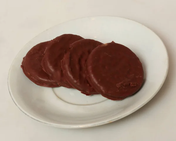 Knuspriger Sandwichkeks Mit Einer Dicken Schicht Schokolade Und Weicher Vanillecreme — Stockfoto