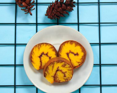 Sünger kekleri ve kekler genellikle fırında pişirilerek pişirilir. Yumuşak ve tatlı bir tatla, en sevdiğin menü olacak. Bu pasta aile etkinlikleri için mükemmel. Bulanık Odakla