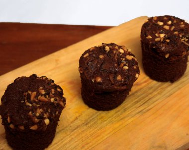 Dünyanın en büyük yemek topluluğundan basit ve lezzetli ev yapımı çikolatalı pasta! Fıstık gevreğiyle kaplı lezzetli çikolatalı pasta denemek için seni bekliyor. Yumuşak, çıtır çıtır, Focue bulanık.