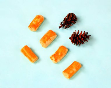 Piya süngeri markette ya da hediyelik eşya dükkanlarında sık rastladığımız bir atıştırmalıktır. İçinde dilimlenmiş muz ve erimiş çikolata sosu olan kuru un kaplı bir pasta. Bulanık Odakla