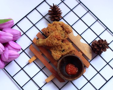 Tavuğun çıtır çıtır ve lezzetli olduğu kanıtlandı. Bu tarif birçok kişi tarafından kullanılır. Bu çıtır tavuğun lezzetli tadı yüzünden kimse ona karşı koyamaz.