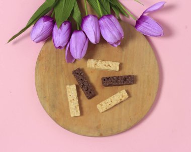 Bulut, Cloud Wafer Çikolatası adlı çeşidiyle ünlü bir aperatiftir. Çıtır çıtır bir dokuya sahip olan bu gofret, çikolatadan beyaza kadar çeşitli tatlara sahiptir..