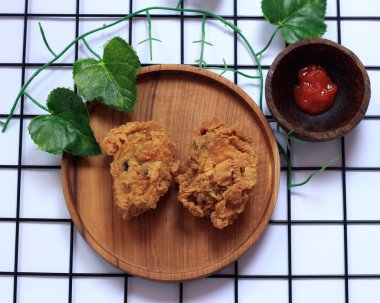 Çıtır tavuk herkesin en sevdiği menülerden biridir. Malzemeler sadece tavuk, un ve diğer baharatlar, lezzetli. Beyaz ve pembe arka planda tavuk sosun odak noktası bulanık..