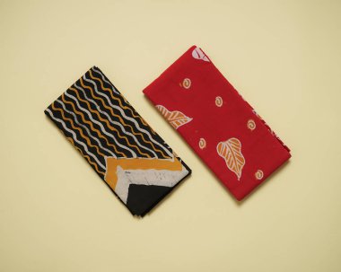 Endonezya motif de dahil olmak üzere çeşitli batik kumaşlarla çok zengindir. Endonezya 'daki her bölgenin karakteristik bir batik motifi vardır. Batik sanatsal değeri yüksek bir zanaat.. 