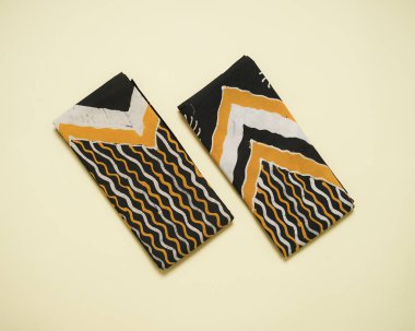 Endonezya motif de dahil olmak üzere çeşitli batik kumaşlarla çok zengindir. Endonezya 'daki her bölgenin karakteristik bir batik motifi vardır. Batik sanatsal değeri yüksek bir zanaat.. 