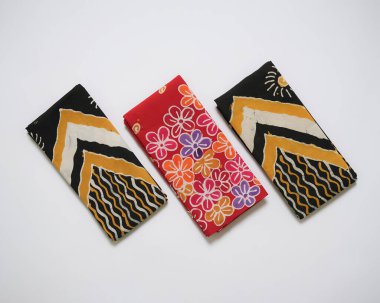 Endonezya motif de dahil olmak üzere çeşitli batik kumaşlarla çok zengindir. Endonezya 'daki her bölgenin karakteristik bir batik motifi vardır. Batik sanatsal değeri yüksek bir zanaat.. 