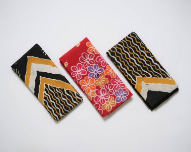 Endonezya motif de dahil olmak üzere çeşitli batik kumaşlarla çok zengindir. Endonezya 'daki her bölgenin karakteristik bir batik motifi vardır. Batik sanatsal değeri yüksek bir zanaat.. 