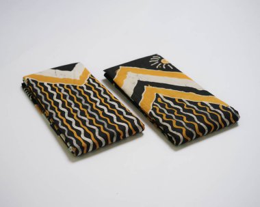 Endonezya motif de dahil olmak üzere çeşitli batik kumaşlarla çok zengindir. Endonezya 'daki her bölgenin karakteristik bir batik motifi vardır. Batik sanatsal değeri yüksek bir zanaat.. 