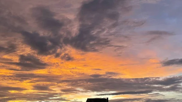 Sehr Schöner Abendhimmel Eine Mischung Aus Orangen Und Blauen Farben — Stockfoto