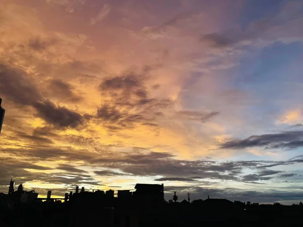 Красивое Светлое Небо Смесь Оранжевого Синего Цветов Прекрасный Вид Вечернее — стоковое фото