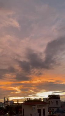 çok güzel bir alacakaranlık gökyüzü, turuncu ve mavi renklerin bir karışımı. Akşam gökyüzünün güzel manzarası. Bulutlar, gökyüzü ve gökkuşağı öğleden sonra atmosferi süsler. Jakarta 'da akşam manzarası. bulanık