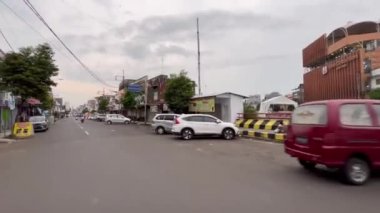 Jember / Endonezya - 18 Nisan 2022: Geleneksel pazar atmosferi öğleden sonra. Herkes perhizi bozmak için yemek hazırlamakla meşgul. Piyasadaki kalabalık..