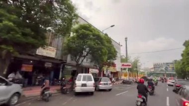 Jember / Endonezya - 18 Nisan 2022: Geleneksel pazar atmosferi öğleden sonra. Herkes perhizi bozmak için yemek hazırlamakla meşgul. Piyasadaki kalabalık..