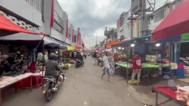Jember / Endonezya - 18 Nisan 2022: Geleneksel pazar atmosferi öğleden sonra. Herkes perhizi bozmak için yemek hazırlamakla meşgul. Piyasadaki kalabalık..