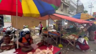 Jember / Endonezya - 18 Nisan 2022: Geleneksel pazar atmosferi öğleden sonra. Herkes perhizi bozmak için yemek hazırlamakla meşgul. Piyasadaki kalabalık..