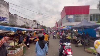 Jember / Endonezya - 18 Nisan 2022: Geleneksel pazar atmosferi öğleden sonra. Herkes perhizi bozmak için yemek hazırlamakla meşgul. Piyasadaki kalabalık..