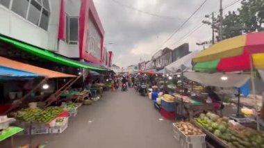 Jember / Endonezya - 18 Nisan 2022: Geleneksel pazar atmosferi öğleden sonra. Herkes perhizi bozmak için yemek hazırlamakla meşgul. Piyasadaki kalabalık..