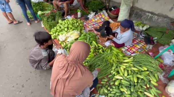 インドネシア 4月18 2022 午後の伝統的な市場の雰囲気 誰もが高速を破るための調理準備のための忙しい買い物です 市場の人々の群衆 — ストック動画