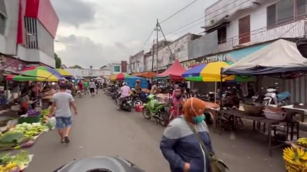 2022年4月18日 印度尼西亚 传统的下午市场氛围 每个人都忙着购物 准备吃早餐 市场上的人潮 — 图库视频影像