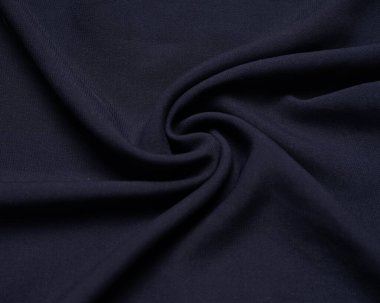 Dalgalara benzeyen tesettür kumaşının dokusu. Çiçek resmine benziyor. Bayramdan önce Ramazan ayında moda gereksinimleri. Odak bulanıklığı. Kadın başörtüsü. Kadın giysisi modeli.