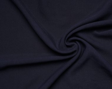 Dalgalara benzeyen tesettür kumaşının dokusu. Çiçek resmine benziyor. Bayramdan önce Ramazan ayında moda gereksinimleri. Odak bulanıklığı. Kadın başörtüsü. Kadın giysisi modeli.