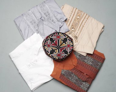 Çeşitli motif ve renklere sahip Müslüman erkek kıyafetleri ibadet için çok uygundur. Bayramdan önce Ramazan ayında moda gereksinimleri. Odak bulanıklığı. Müslümanların moda modeli. Bayram ve müdik için yeni kıyafetler.